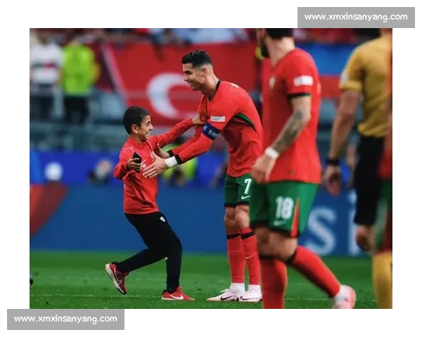 赛前暖光:C 罗与球童的双向温柔 赛前暖光:C 罗与球童的双向温柔